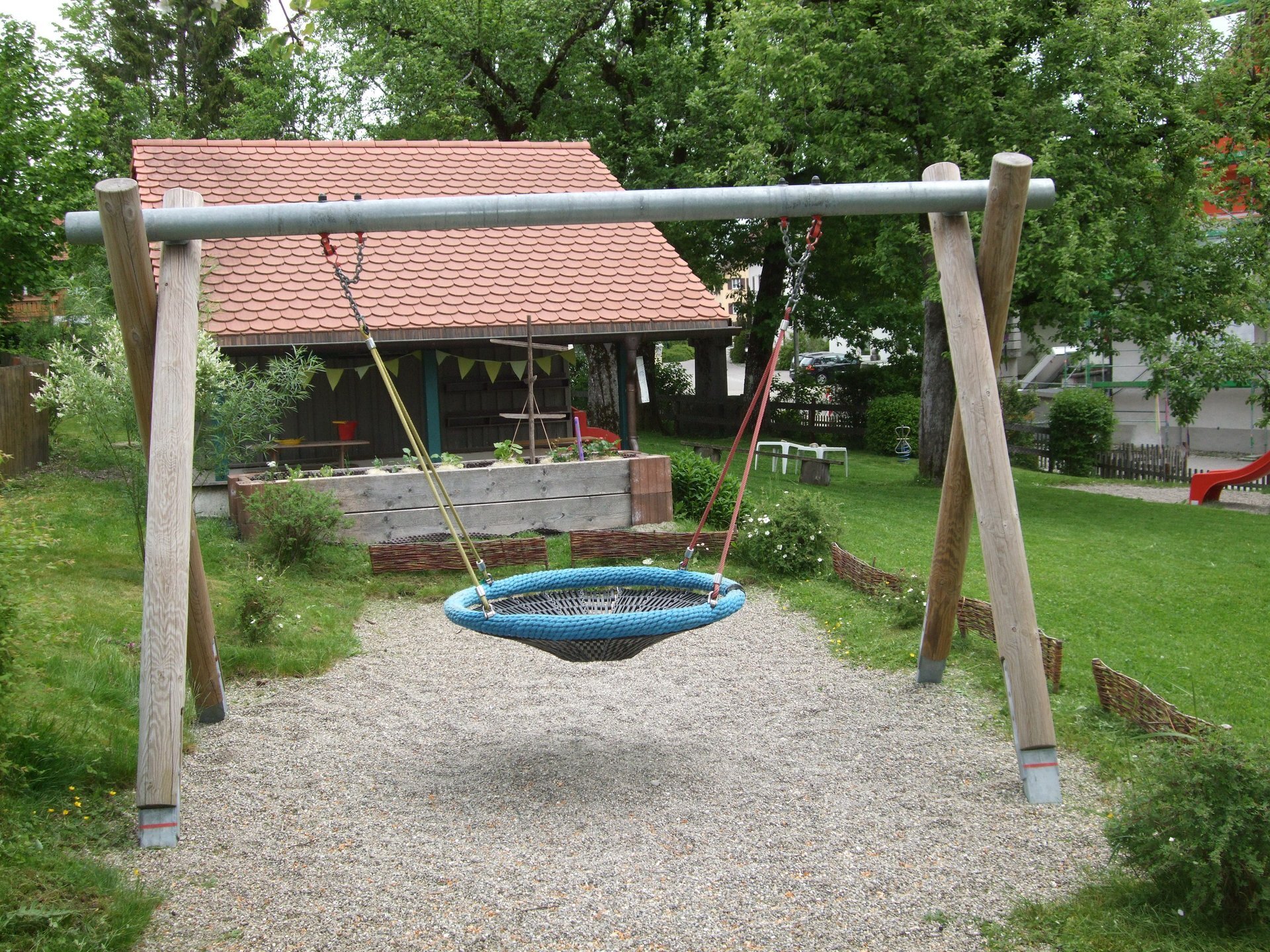 Eine Schaukel im Außenbereich des Kindergartens. 