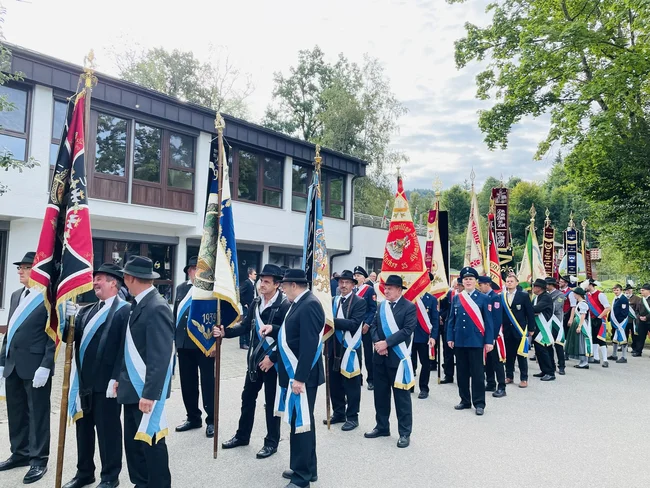 Fahnenabordnung bei der Dorfplatzeinweihung